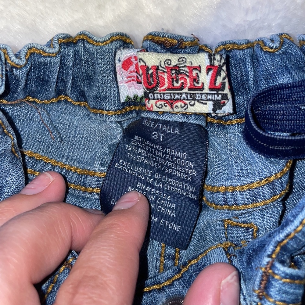 Squeeze size 3T jeans, hearts, and flowers on back pockets flare - Picture 2 of 3
